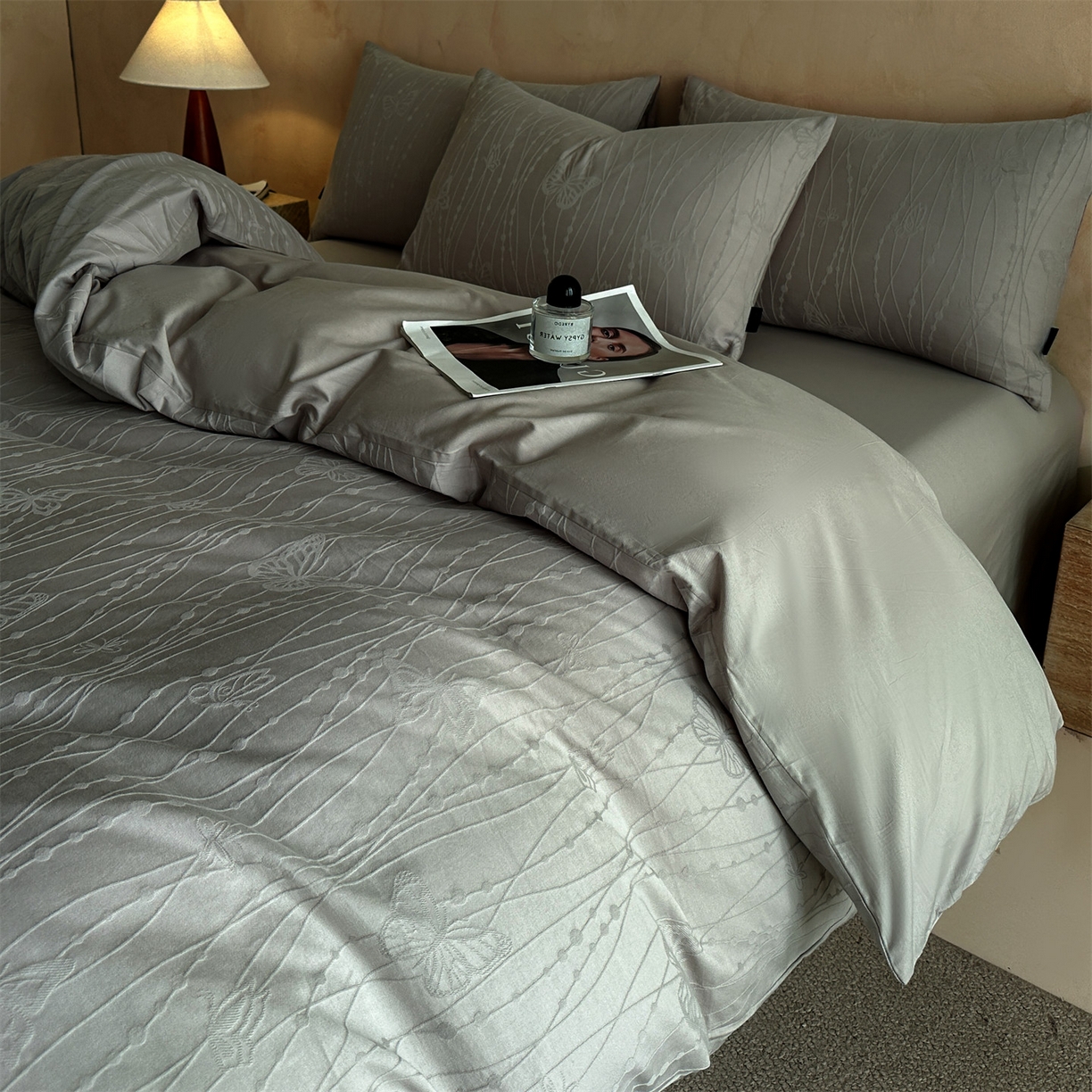 91家纺网 家纺一手货源 找家纺 恒爱家纺 2026春夏新款全棉纯棉提花四件套 千丝蝴蝶-灰