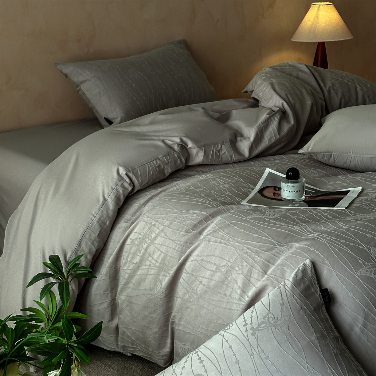 91家纺网 家纺一手货源 找家纺 恒爱家纺 2026春夏新款全棉纯棉提花四件套 千丝蝴蝶-灰