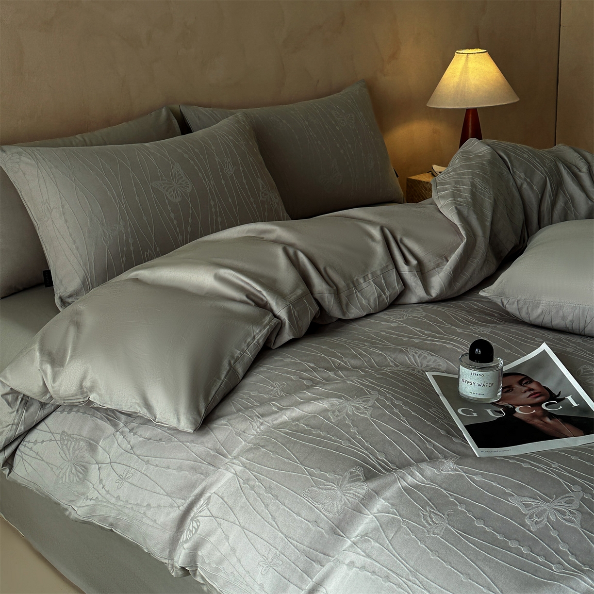 91家纺网 家纺一手货源 找家纺 恒爱家纺 2026春夏新款全棉纯棉提花四件套 千丝蝴蝶-灰