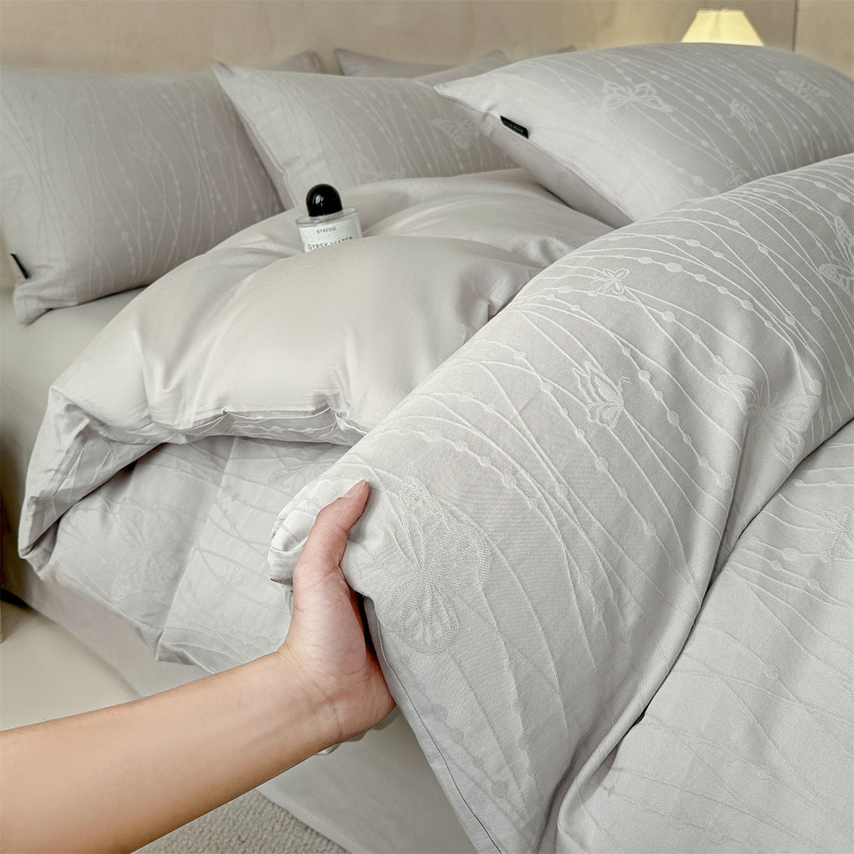 91家纺网 家纺一手货源 找家纺 恒爱家纺 2026春夏新款全棉纯棉提花四件套 千丝蝴蝶-灰