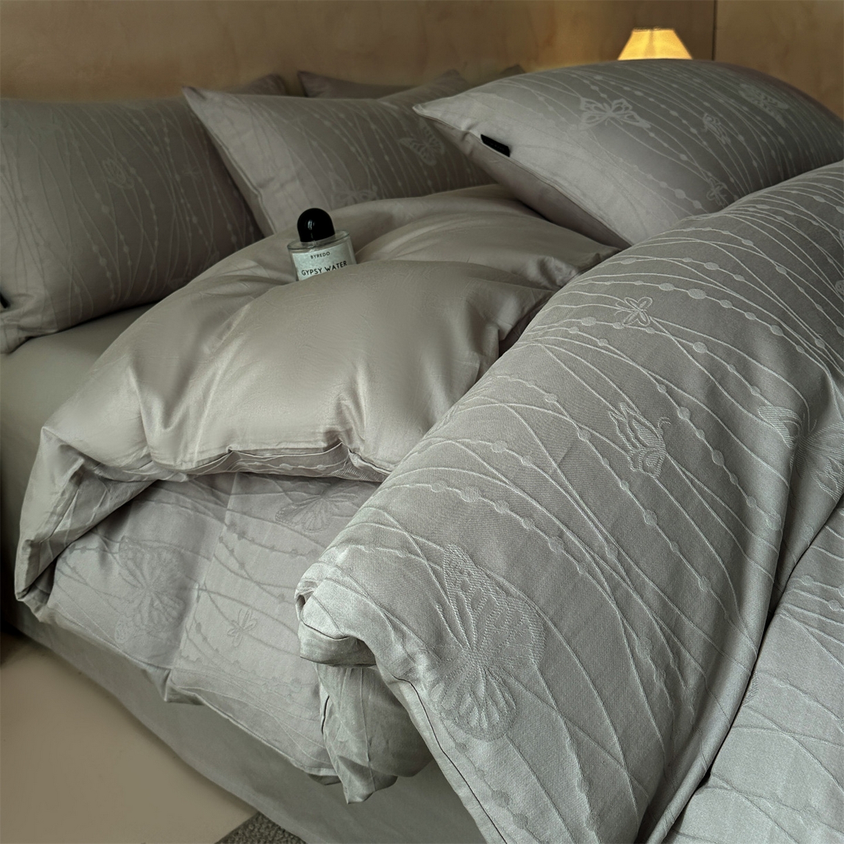 91家纺网 家纺一手货源 找家纺 恒爱家纺 2026春夏新款全棉纯棉提花四件套 千丝蝴蝶-灰