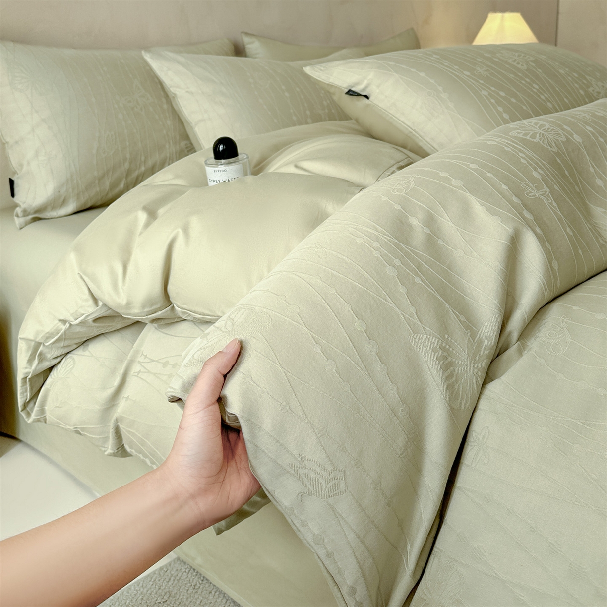 91家纺网 家纺一手货源 找家纺 恒爱家纺 2026春夏新款全棉纯棉提花四件套 千丝蝴蝶-绿