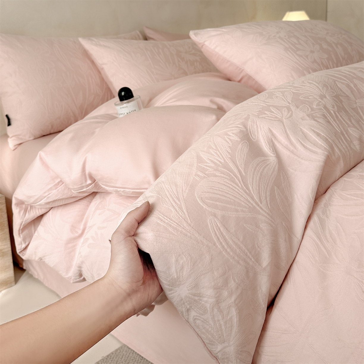 91家纺网 家纺一手货源 找家纺 恒爱家纺 2026春夏新款全棉纯棉提花四件套 向阳花开-粉