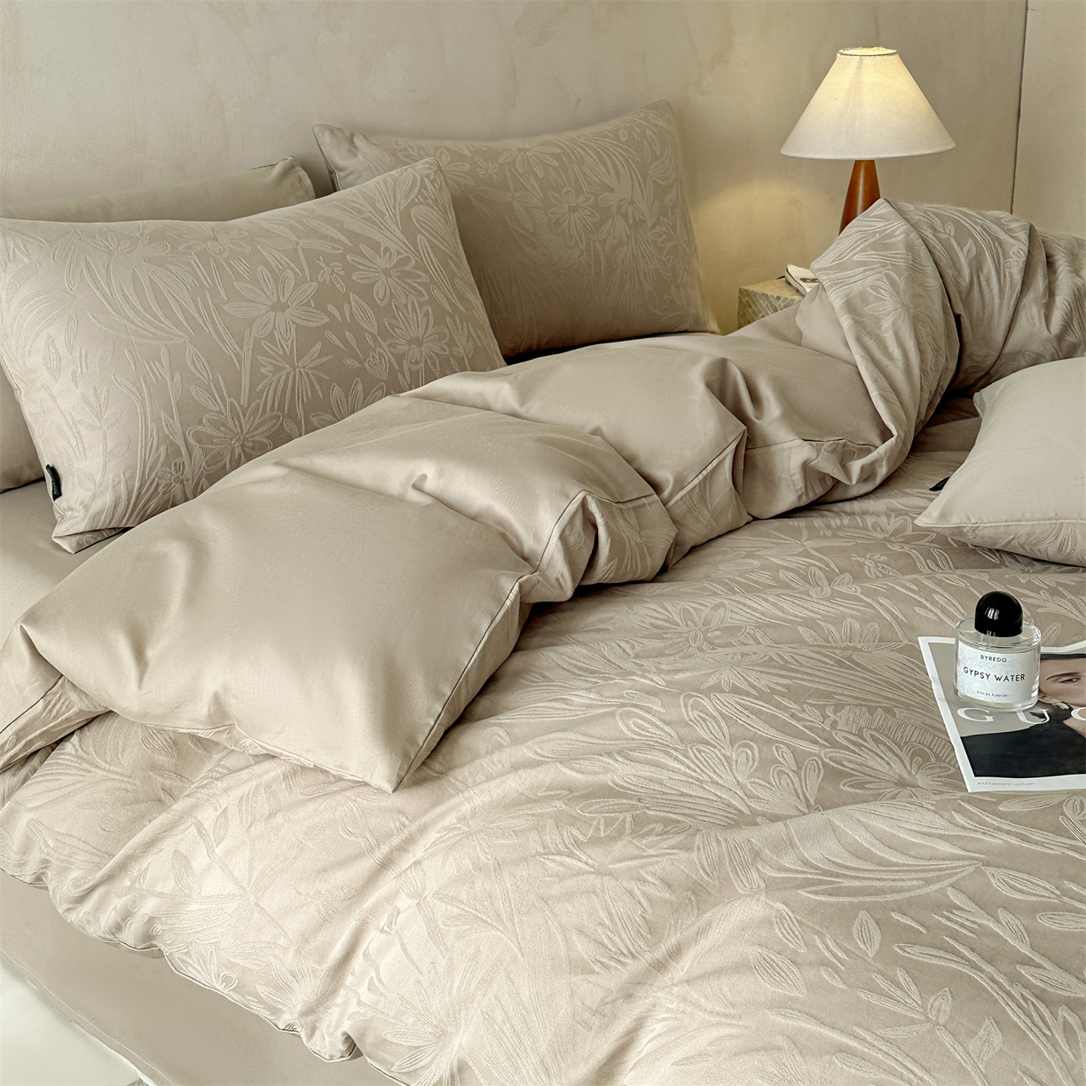 91家纺网 家纺一手货源 找家纺 恒爱家纺 2026春夏新款全棉纯棉提花四件套 向阳花开-卡其