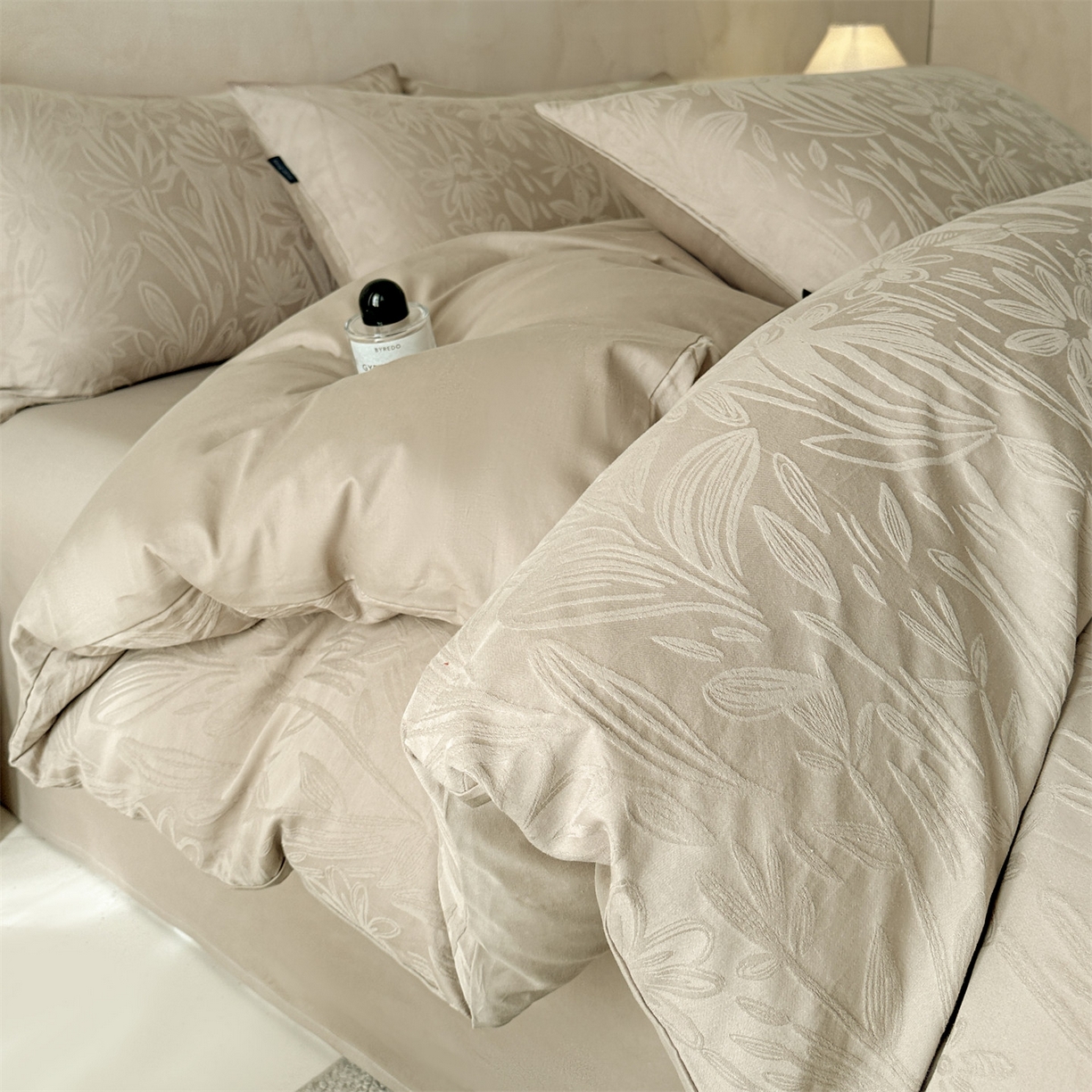 91家纺网 家纺一手货源 找家纺 恒爱家纺 2026春夏新款全棉纯棉提花四件套 向阳花开-卡其