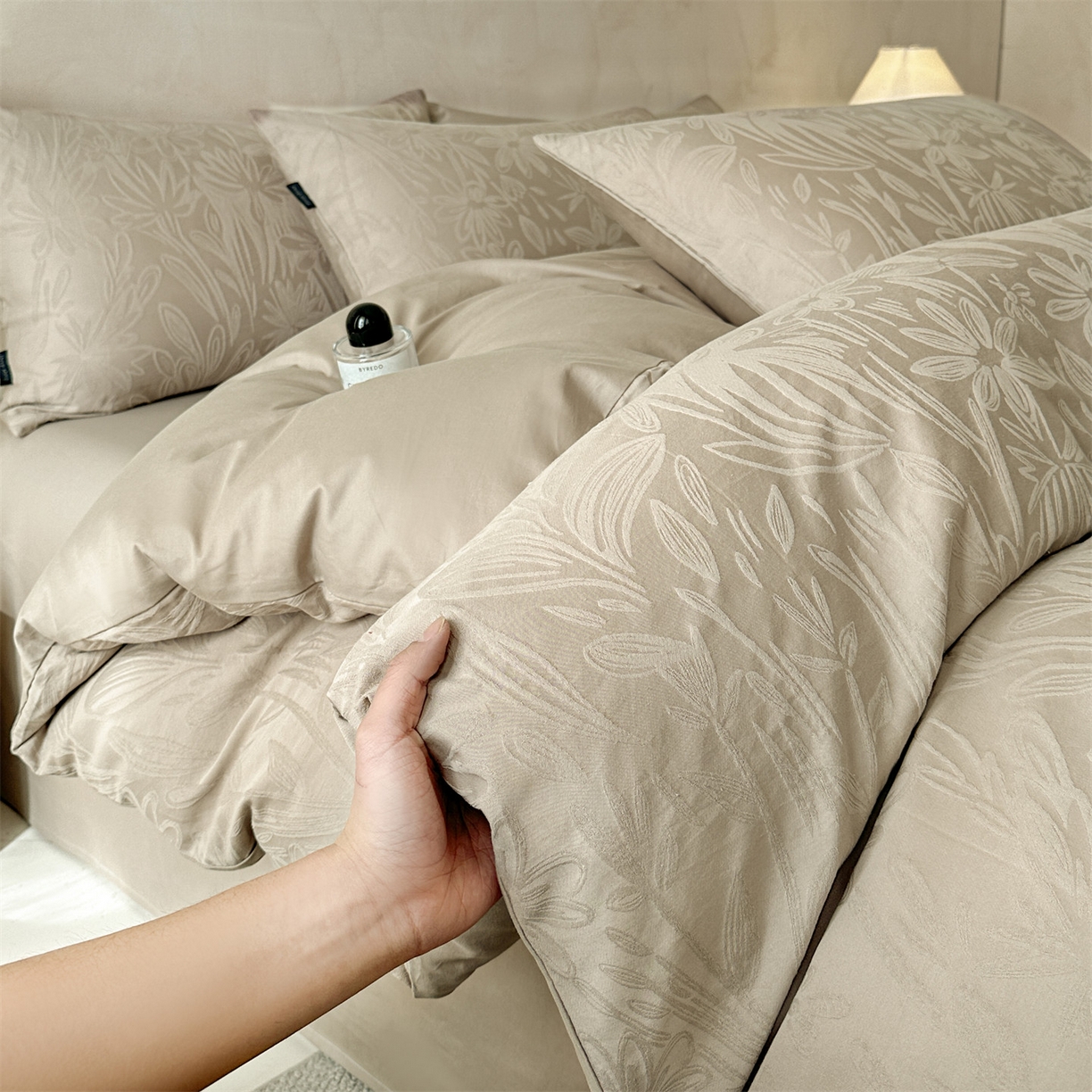 91家纺网 家纺一手货源 找家纺 恒爱家纺 2026春夏新款全棉纯棉提花四件套 向阳花开-卡其