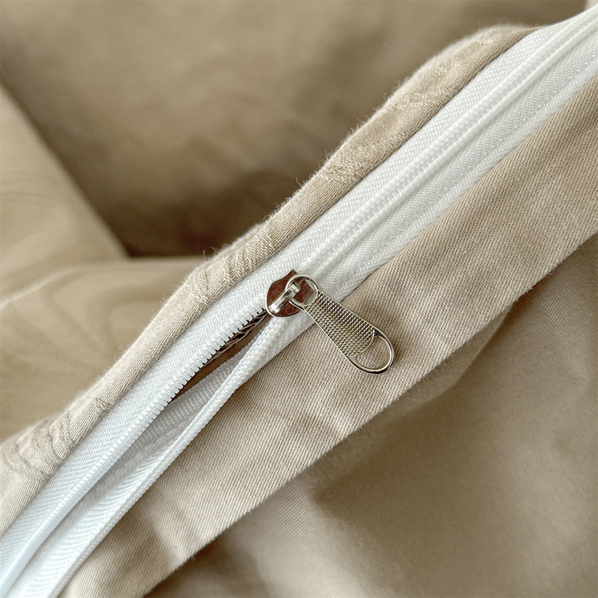 91家纺网 家纺一手货源 找家纺 恒爱家纺 2026春夏新款全棉纯棉提花四件套 向阳花开-卡其