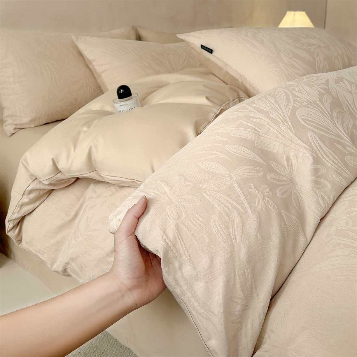 91家纺网 家纺一手货源 找家纺 恒爱家纺 2026春夏新款全棉纯棉提花四件套 向阳花开-米黄