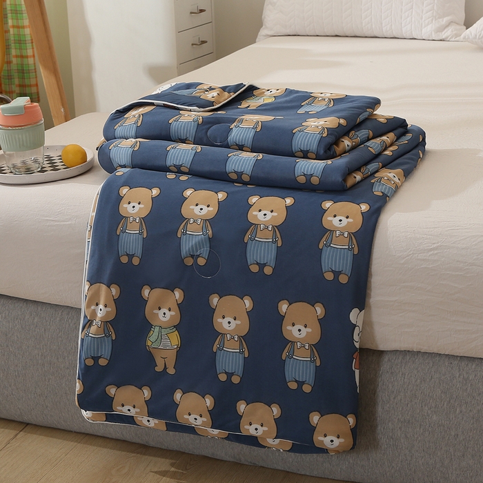 91家纺网 家纺一手货源 找家纺 薇玛仕 2026爆款新款印花凉感丝夏凉被空调被带氨自带凉感夏被 裤带熊-深蓝