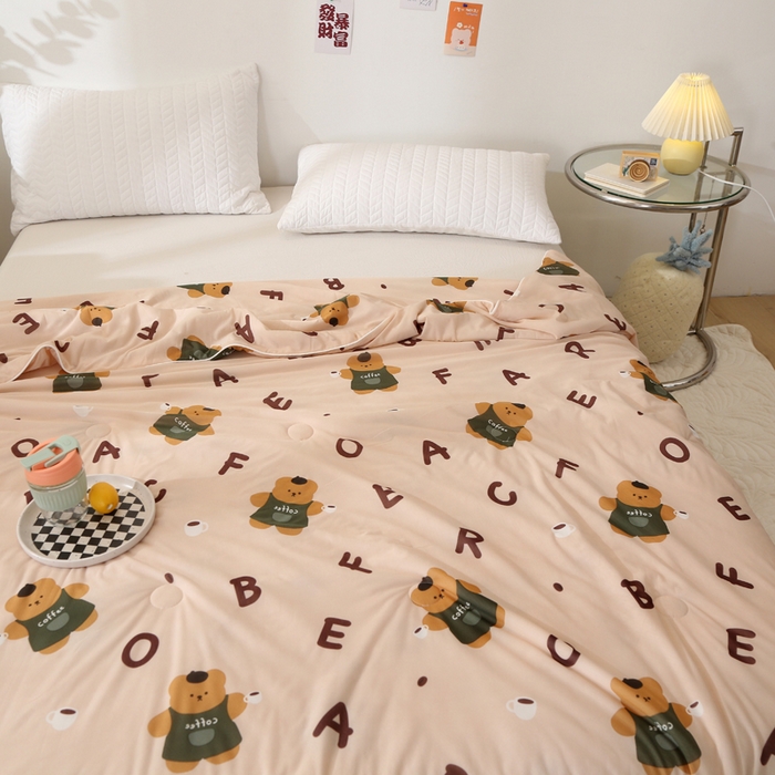 91家纺网 家纺一手货源 找家纺 薇玛仕 2026爆款新款印花凉感丝夏凉被空调被带氨自带凉感夏被 咖啡熊