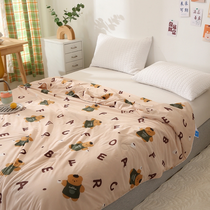 91家纺网 家纺一手货源 找家纺 薇玛仕 2026爆款新款印花凉感丝夏凉被空调被带氨自带凉感夏被 咖啡熊