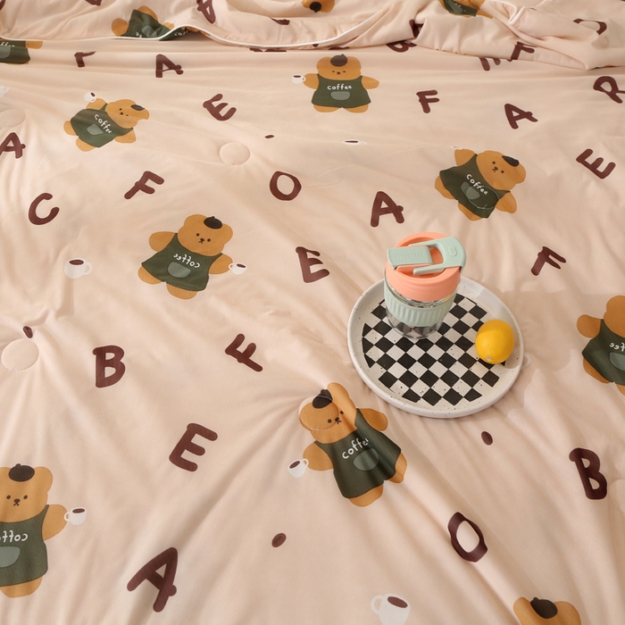 91家纺网 家纺一手货源 找家纺 薇玛仕 2026爆款新款印花凉感丝夏凉被空调被带氨自带凉感夏被 咖啡熊