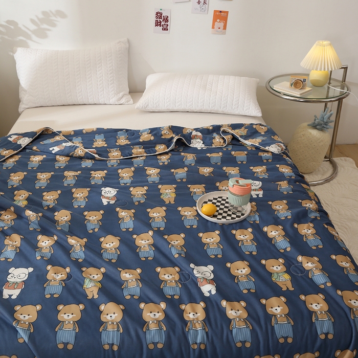 91家纺网 家纺一手货源 找家纺 薇玛仕 2026爆款新款印花凉感丝夏凉被空调被带氨自带凉感夏被 裤带熊-深蓝
