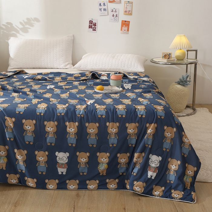 91家纺网 家纺一手货源 找家纺 薇玛仕 2026爆款新款印花凉感丝夏凉被空调被带氨自带凉感夏被 裤带熊-深蓝