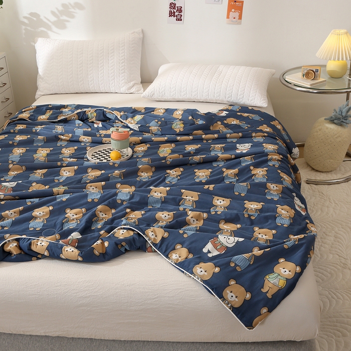 91家纺网 家纺一手货源 找家纺 薇玛仕 2026爆款新款印花凉感丝夏凉被空调被带氨自带凉感夏被 裤带熊-深蓝