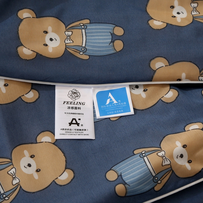 91家纺网 家纺一手货源 找家纺 薇玛仕 2026爆款新款印花凉感丝夏凉被空调被带氨自带凉感夏被 裤带熊-深蓝