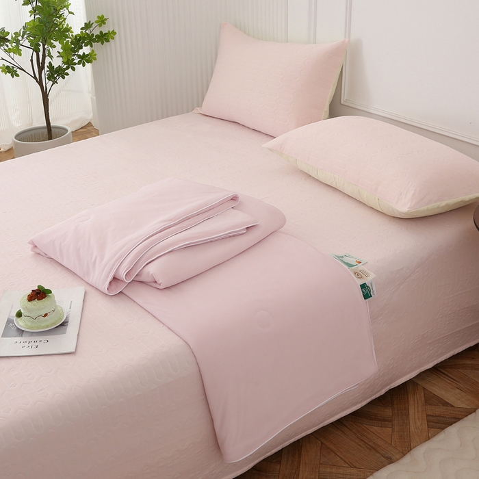 91家纺网 家纺一手货源 找家纺 薇玛仕 2026新款锦氨冰淇淋凉感丝夏凉被乳胶床单夏被四件套 草莓粉