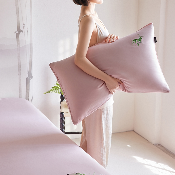 91家纺网 家纺一手货源 找家纺 春皖家纺 2026新款A类竹纤维绣花床单凉席系列-单枕套风格2 浅藕粉