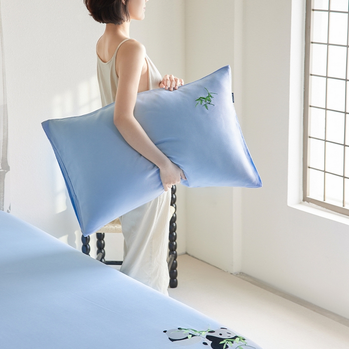 91家纺网 家纺一手货源 找家纺 春皖家纺 2026新款A类竹纤维绣花床单凉席系列-单枕套风格2 流星蓝