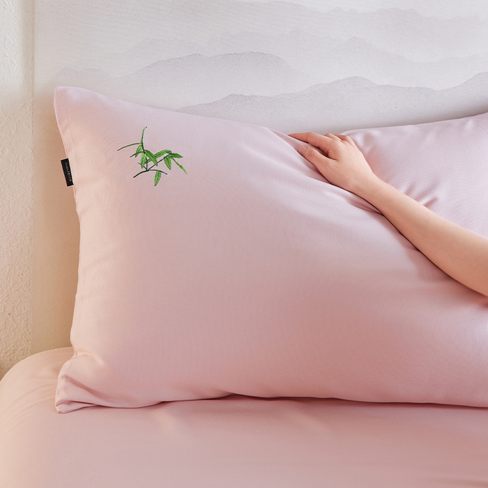91家纺网 家纺一手货源 找家纺 春皖家纺 2026新款A类竹纤维绣花床单凉席系列-单枕套风格2 浅藕粉