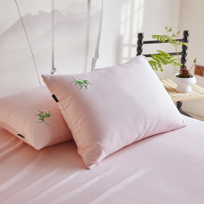 91家纺网 家纺一手货源 找家纺 春皖家纺 2026新款A类竹纤维绣花床单凉席系列-单枕套风格2 浅藕粉