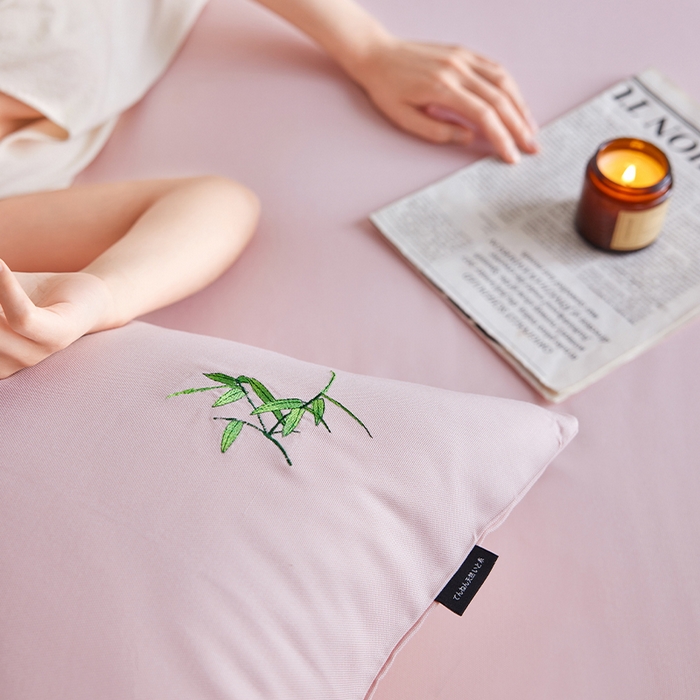 91家纺网 家纺一手货源 找家纺 春皖家纺 2026新款A类竹纤维绣花床单凉席系列-单枕套风格2 浅藕粉