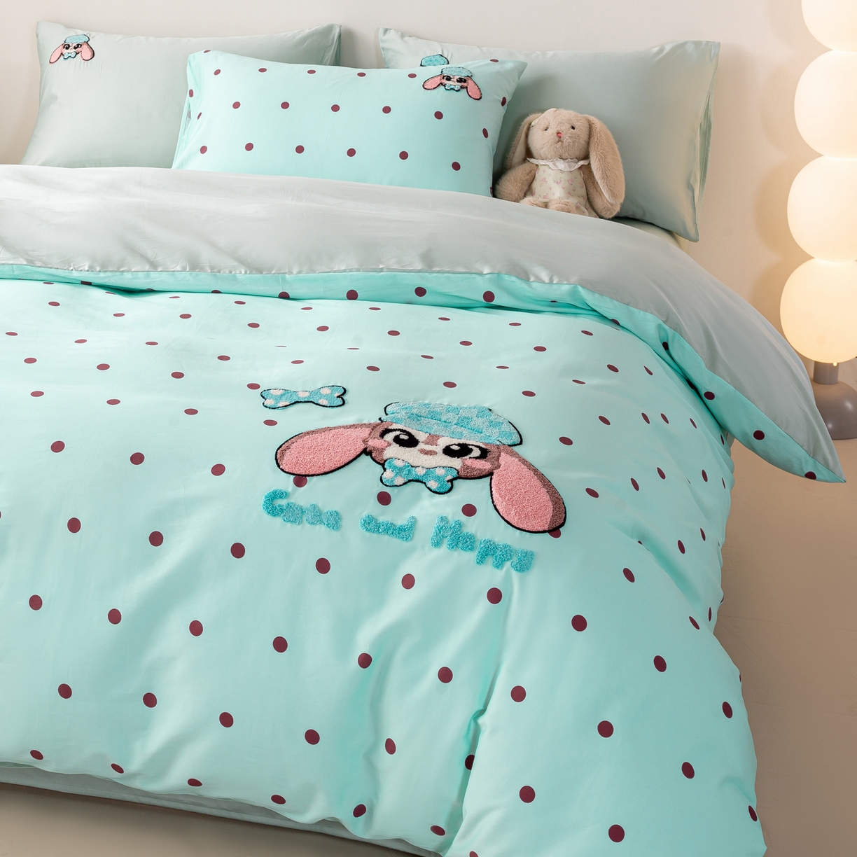 91家纺网 家纺一手货源 找家纺 卧趣家纺 2026新款A类100Pro贡缎全棉纯棉卡通毛巾绣四件套-场景一 甜心萌萌