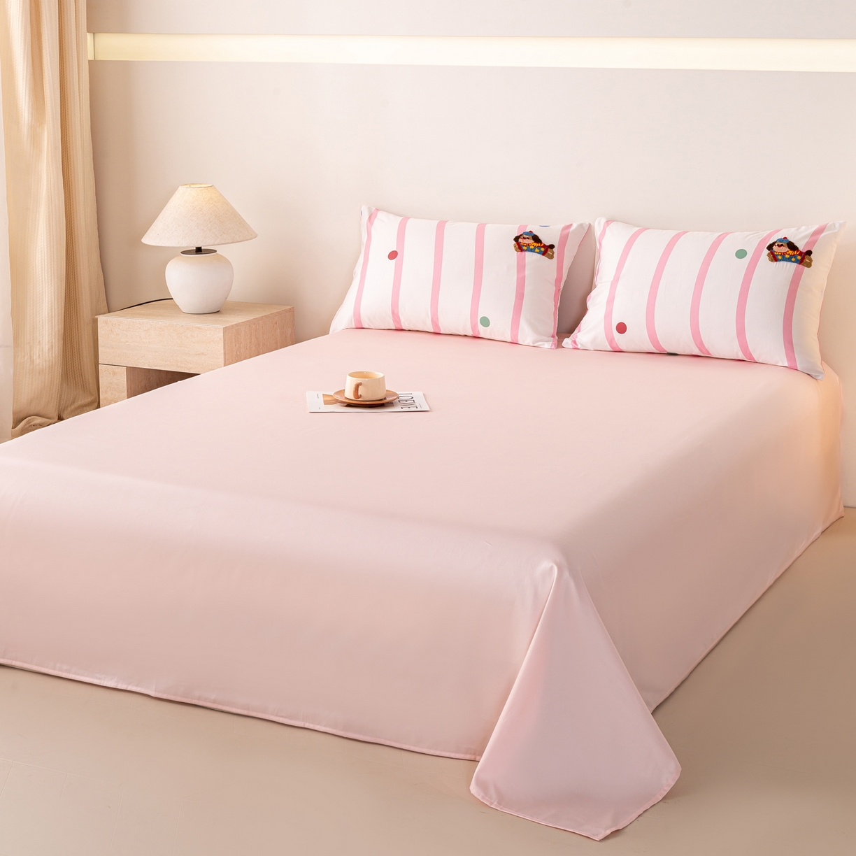 91家纺网 家纺一手货源 找家纺 （总）卧趣家纺 2026新款A类100Pro贡缎全棉纯棉卡通毛巾绣四件套-场景一