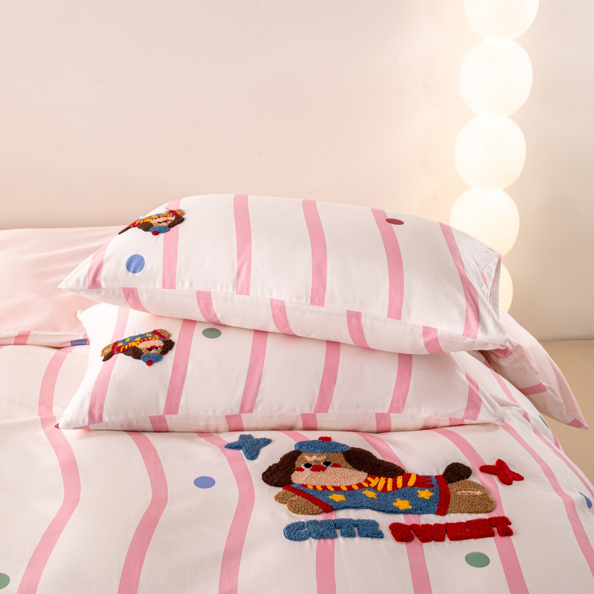 91家纺网 家纺一手货源 找家纺 （总）卧趣家纺 2026新款A类100Pro贡缎全棉纯棉卡通毛巾绣四件套-场景一