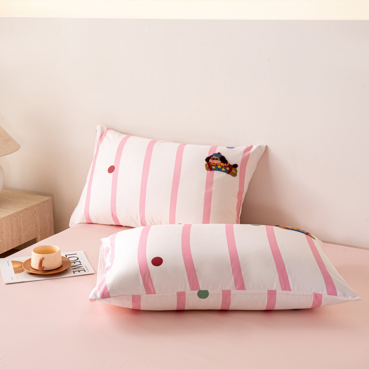 91家纺网 家纺一手货源 找家纺 卧趣家纺 2026新款A类100Pro贡缎全棉纯棉卡通毛巾绣四件套-场景一 波点维尼