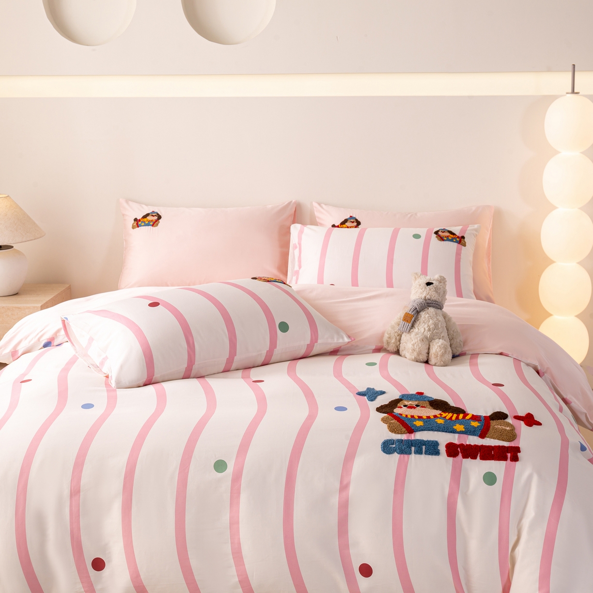 91家纺网 家纺一手货源 找家纺 卧趣家纺 2026新款A类100Pro贡缎全棉纯棉卡通毛巾绣四件套-场景一 波点维尼