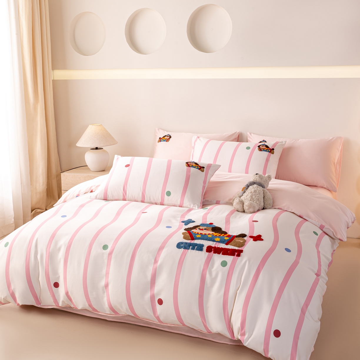 91家纺网 家纺一手货源 找家纺 卧趣家纺 2026新款A类100Pro贡缎全棉纯棉卡通毛巾绣四件套-场景一 波点维尼