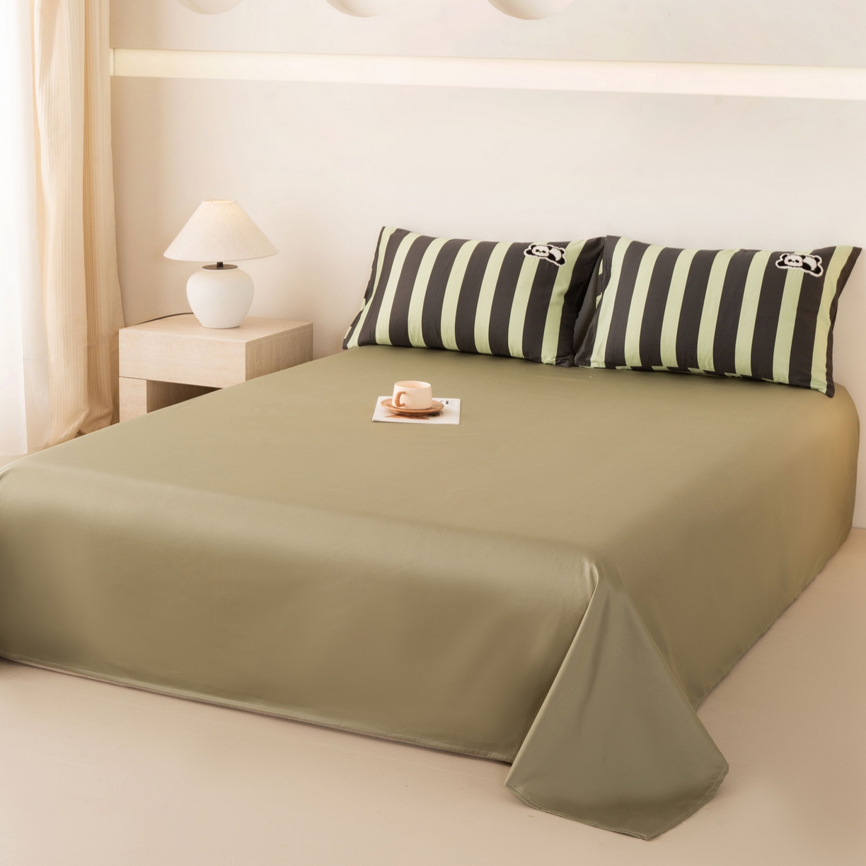 91家纺网 家纺一手货源 找家纺 卧趣家纺 2026新款A类100Pro贡缎全棉纯棉卡通毛巾绣四件套-场景一 曲奇小熊