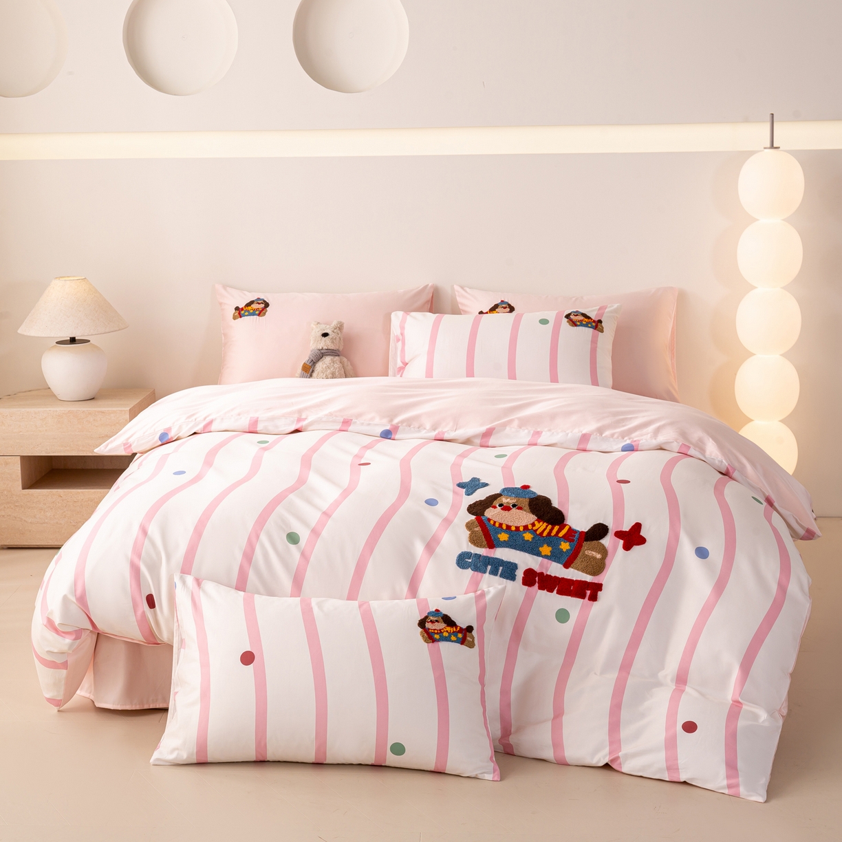 91家纺网 家纺一手货源 找家纺 卧趣家纺 2026新款A类100Pro贡缎全棉纯棉卡通毛巾绣四件套-场景一 波点维尼