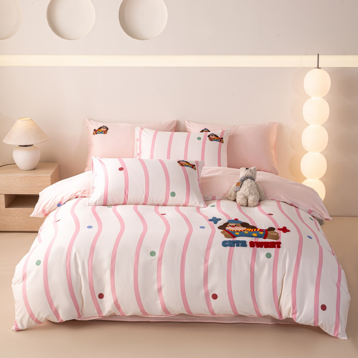 91家纺网 家纺一手货源 找家纺 卧趣家纺 2026新款A类100Pro贡缎全棉纯棉卡通毛巾绣四件套-场景一 波点维尼