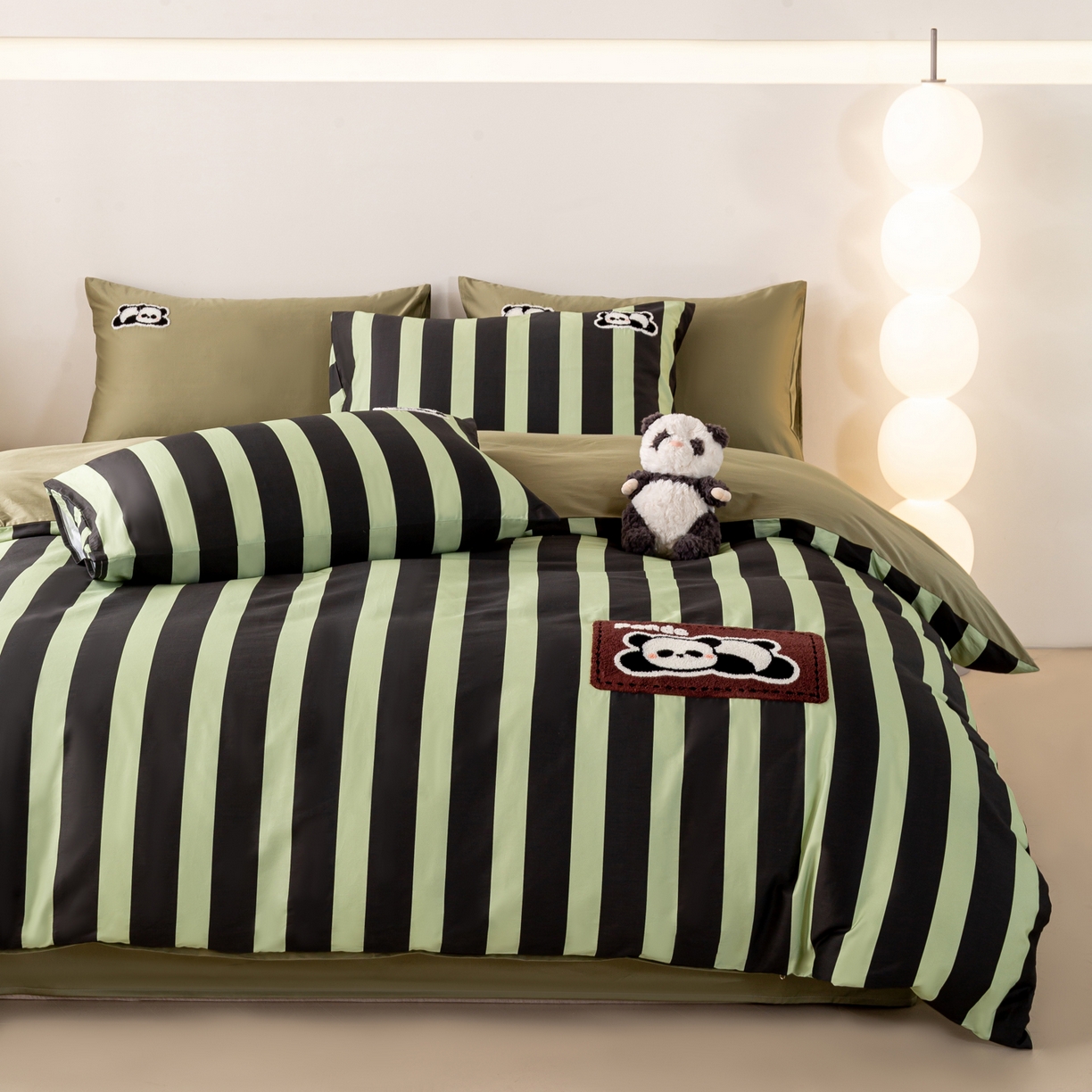 91家纺网 家纺一手货源 找家纺 卧趣家纺 2026新款A类100Pro贡缎全棉纯棉卡通毛巾绣四件套-场景一 曲奇小熊