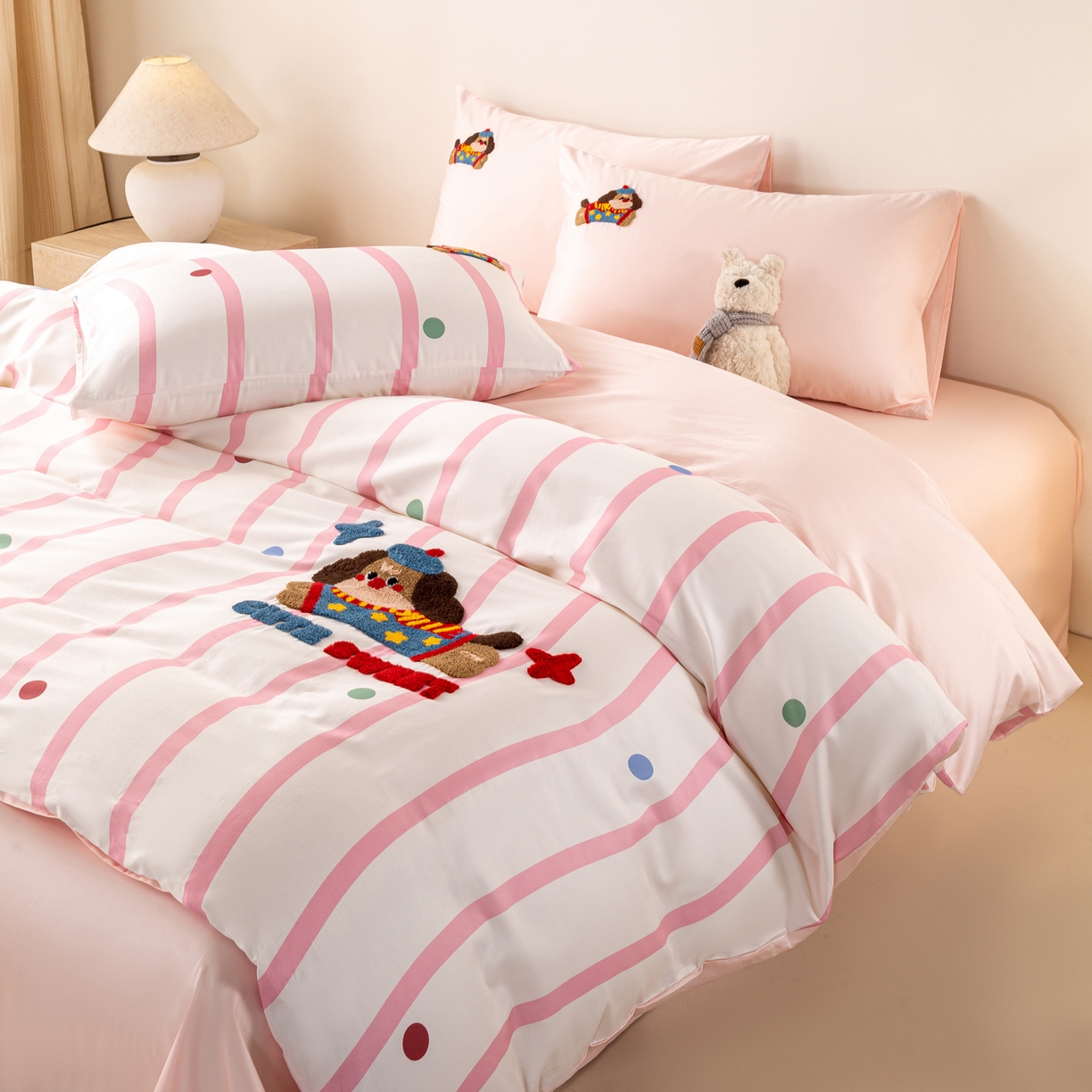 91家纺网 家纺一手货源 找家纺 卧趣家纺 2026新款A类100Pro贡缎全棉纯棉卡通毛巾绣四件套-场景一 波点维尼