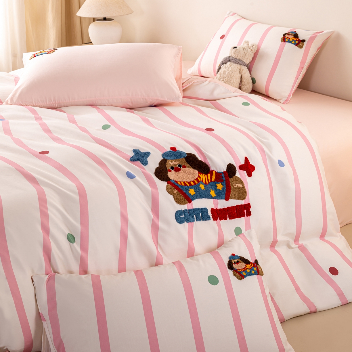 91家纺网 家纺一手货源 找家纺 （总）卧趣家纺 2026新款A类100Pro贡缎全棉纯棉卡通毛巾绣四件套-场景一