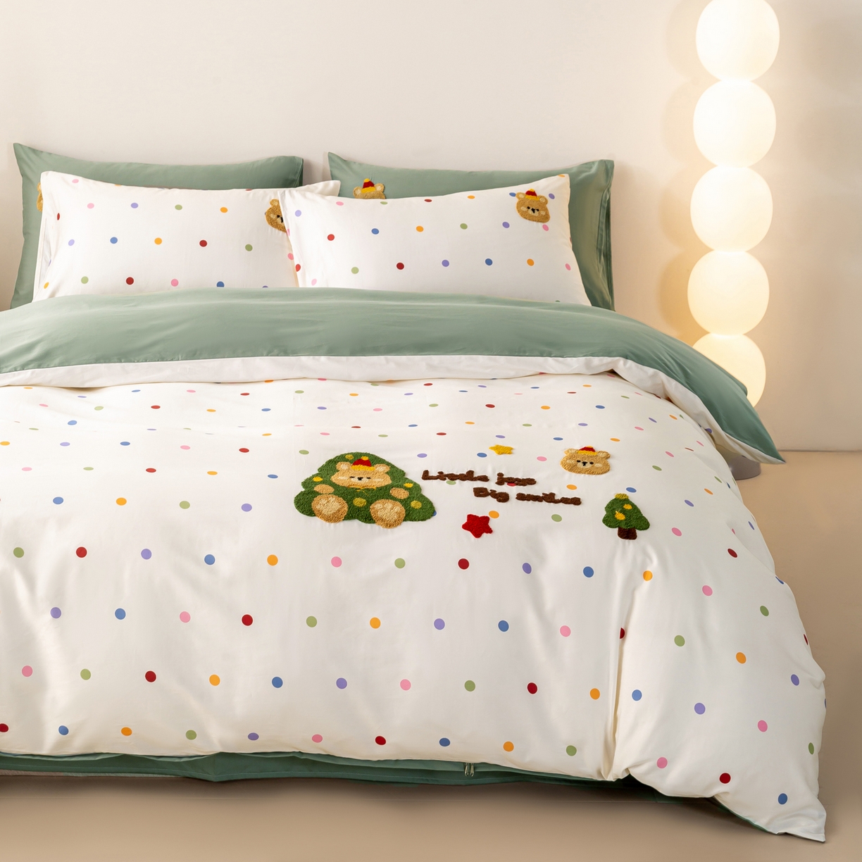 91家纺网 家纺一手货源 找家纺 卧趣家纺 2026新款A类100Pro贡缎全棉纯棉卡通毛巾绣四件套-场景一 七彩小熊