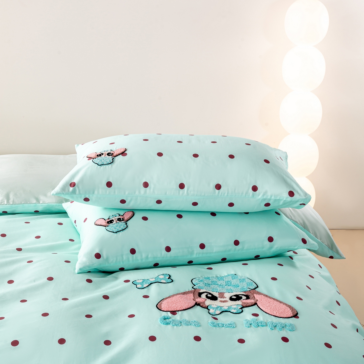 91家纺网 家纺一手货源 找家纺 卧趣家纺 2026新款A类100Pro贡缎全棉纯棉卡通毛巾绣四件套-场景一 甜心萌萌