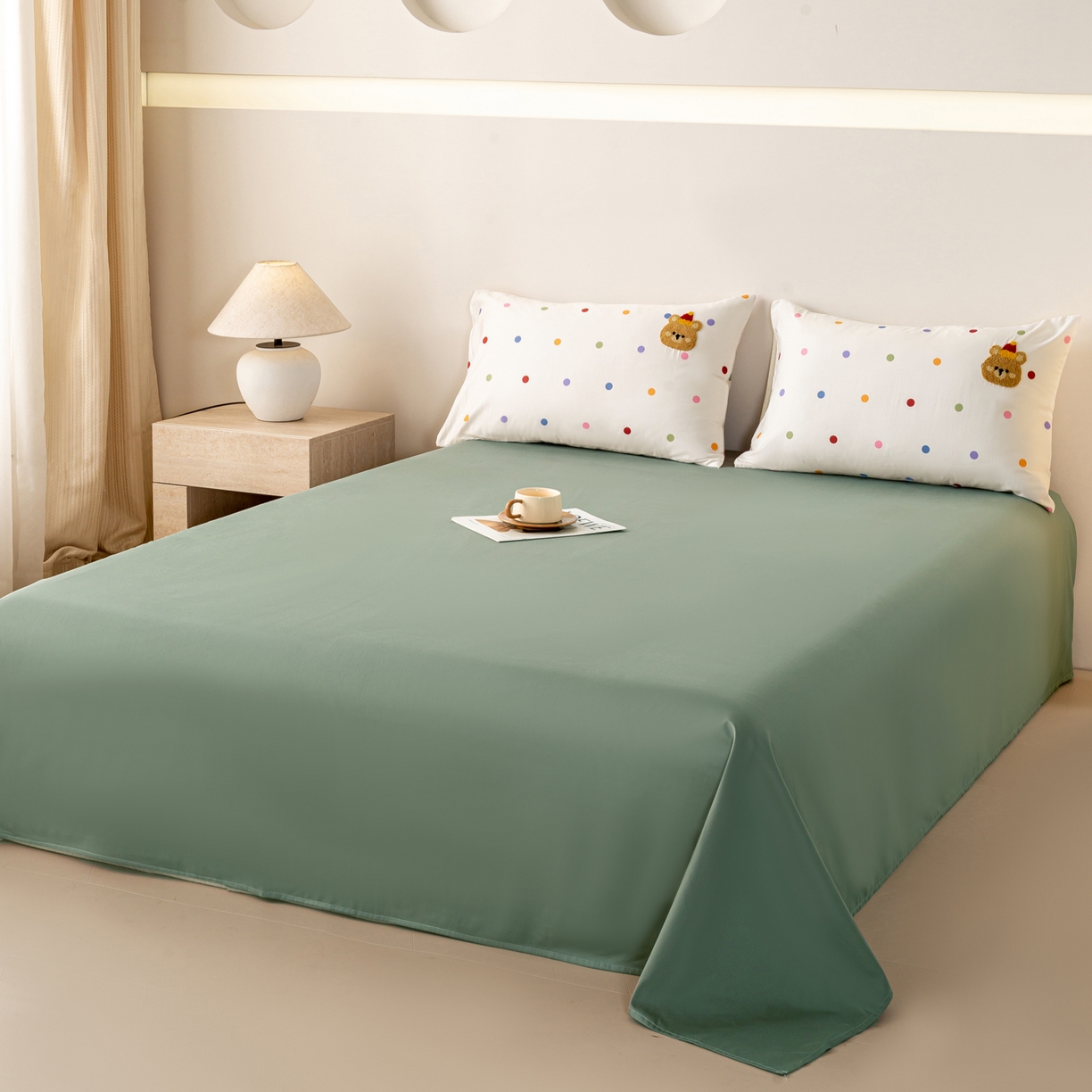 91家纺网 家纺一手货源 找家纺 卧趣家纺 2026新款A类100Pro贡缎全棉纯棉卡通毛巾绣四件套-场景一 七彩小熊