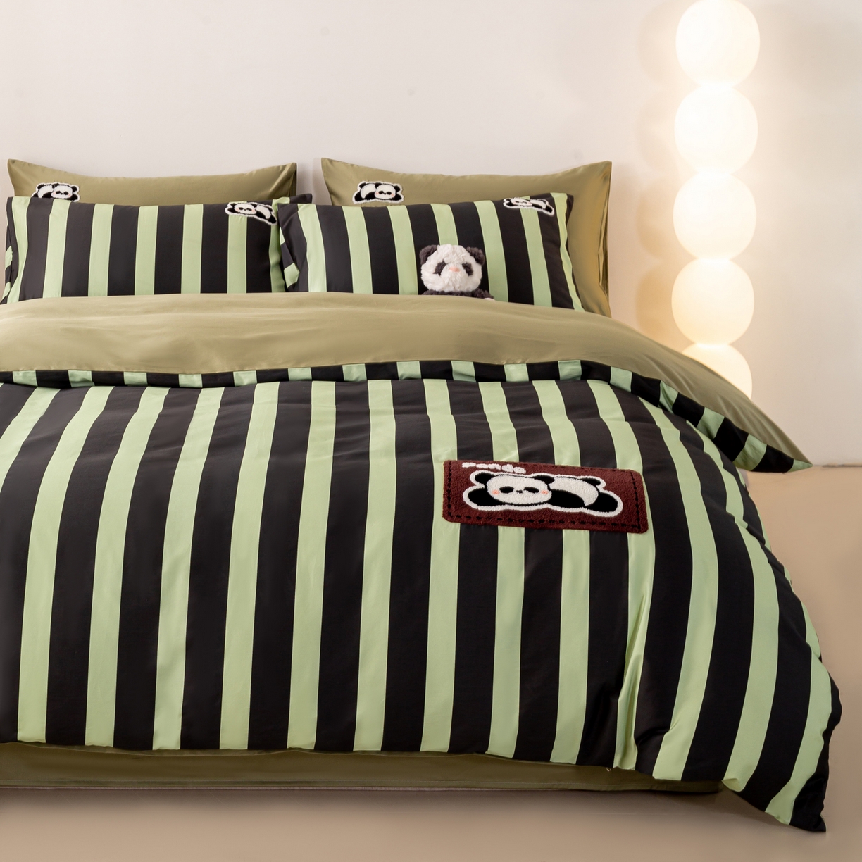 91家纺网 家纺一手货源 找家纺 卧趣家纺 2026新款A类100Pro贡缎全棉纯棉卡通毛巾绣四件套-场景一 曲奇小熊