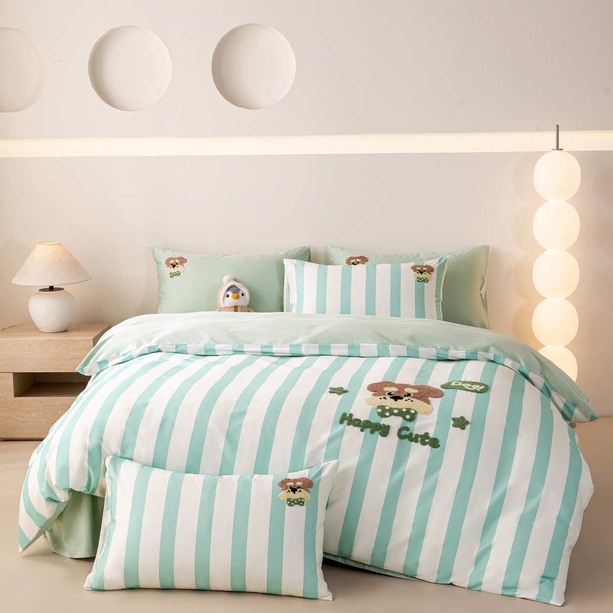 91家纺网 家纺一手货源 找家纺 卧趣家纺 2026新款A类100Pro贡缎全棉纯棉卡通毛巾绣四件套-场景一 条纹俏皮狗