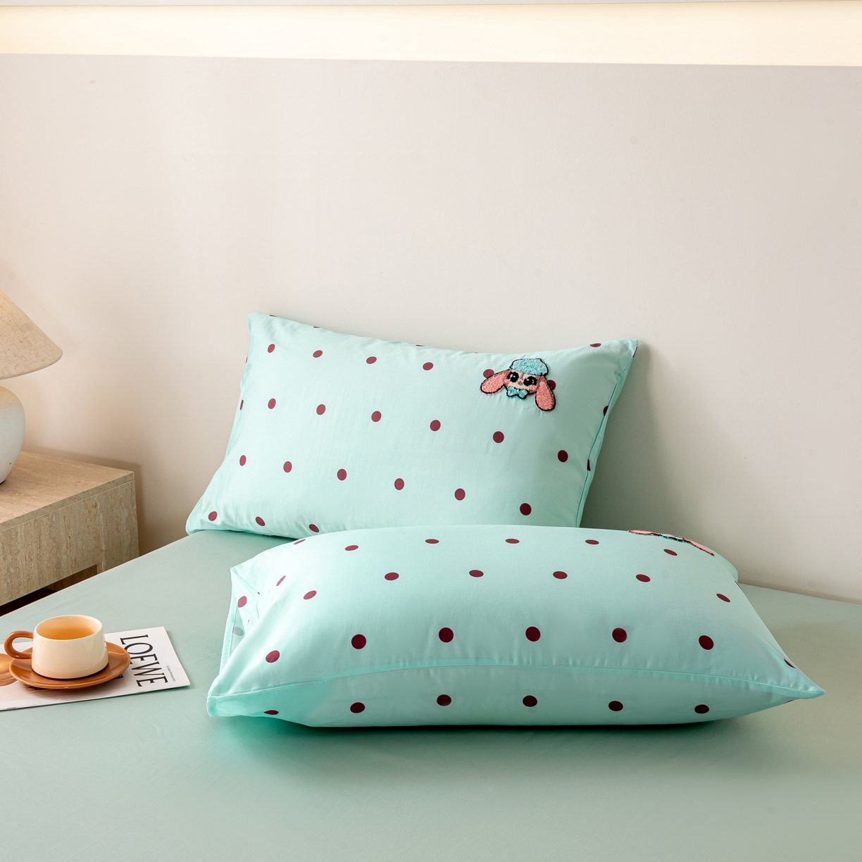 91家纺网 家纺一手货源 找家纺 卧趣家纺 2026新款A类100Pro贡缎全棉纯棉卡通毛巾绣四件套-场景一 甜心萌萌