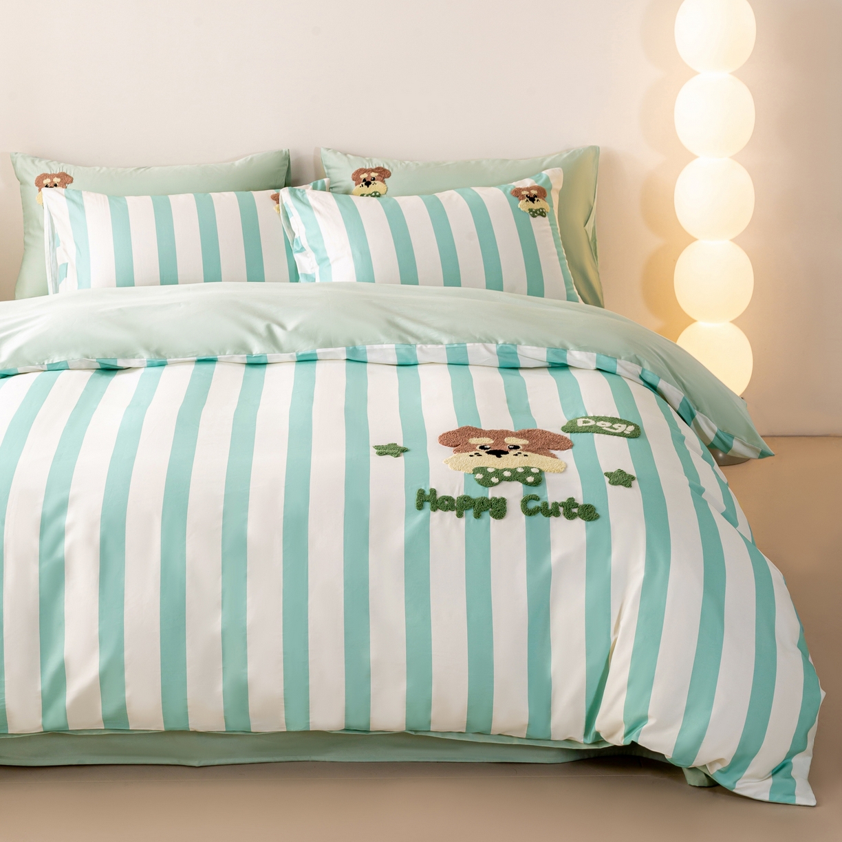 91家纺网 家纺一手货源 找家纺 卧趣家纺 2026新款A类100Pro贡缎全棉纯棉卡通毛巾绣四件套-场景一 条纹俏皮狗