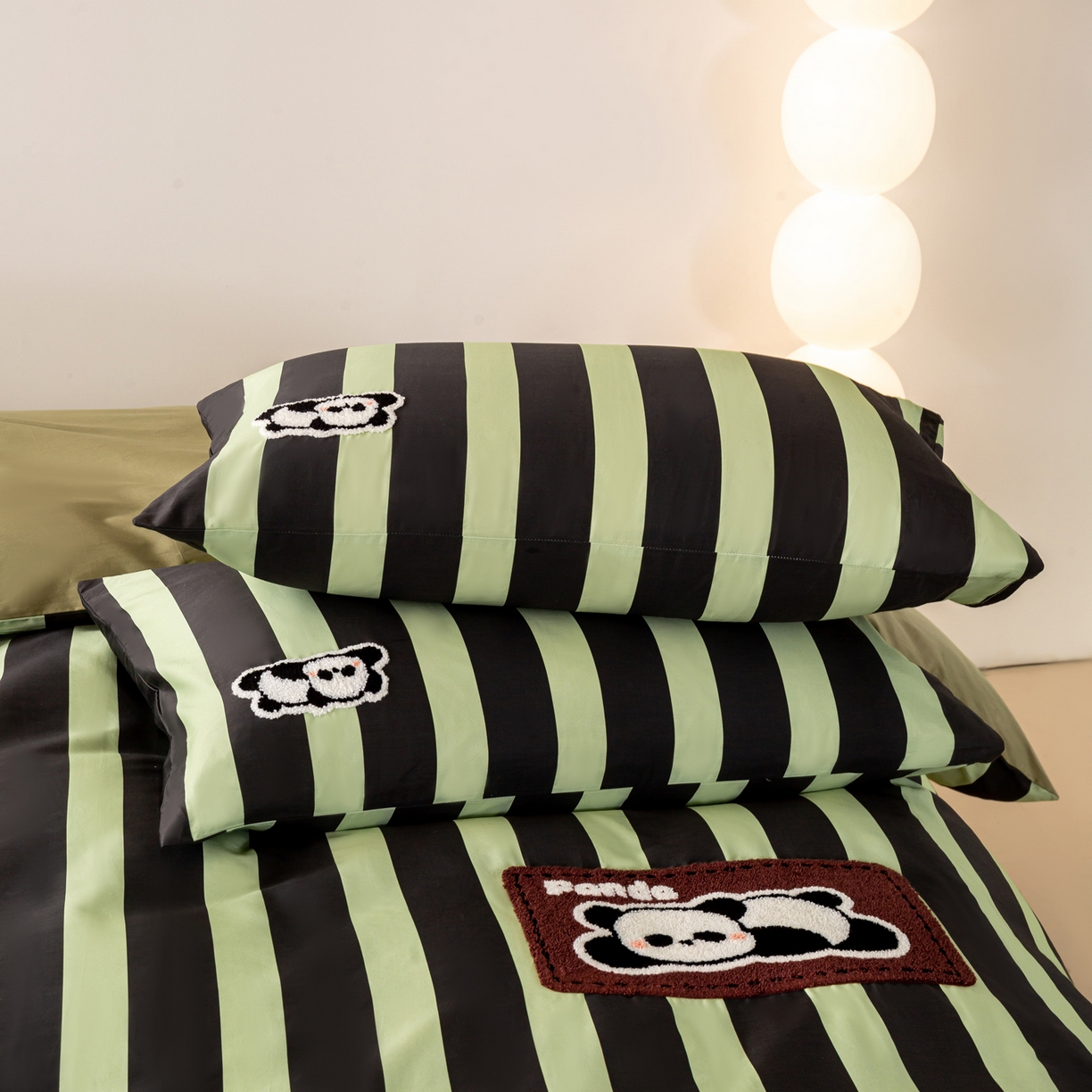 91家纺网 家纺一手货源 找家纺 卧趣家纺 2026新款A类100Pro贡缎全棉纯棉卡通毛巾绣四件套-场景一 曲奇小熊