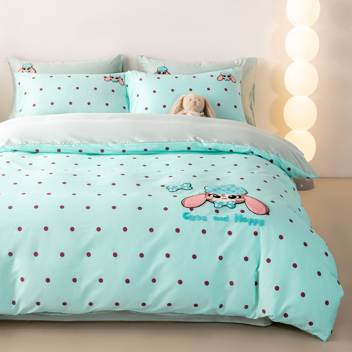 91家纺网 家纺一手货源 找家纺 卧趣家纺 2026新款A类100Pro贡缎全棉纯棉卡通毛巾绣四件套-场景一 甜心萌萌