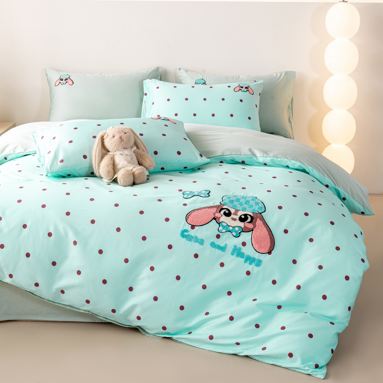 91家纺网 家纺一手货源 找家纺 卧趣家纺 2026新款A类100Pro贡缎全棉纯棉卡通毛巾绣四件套-场景一 甜心萌萌