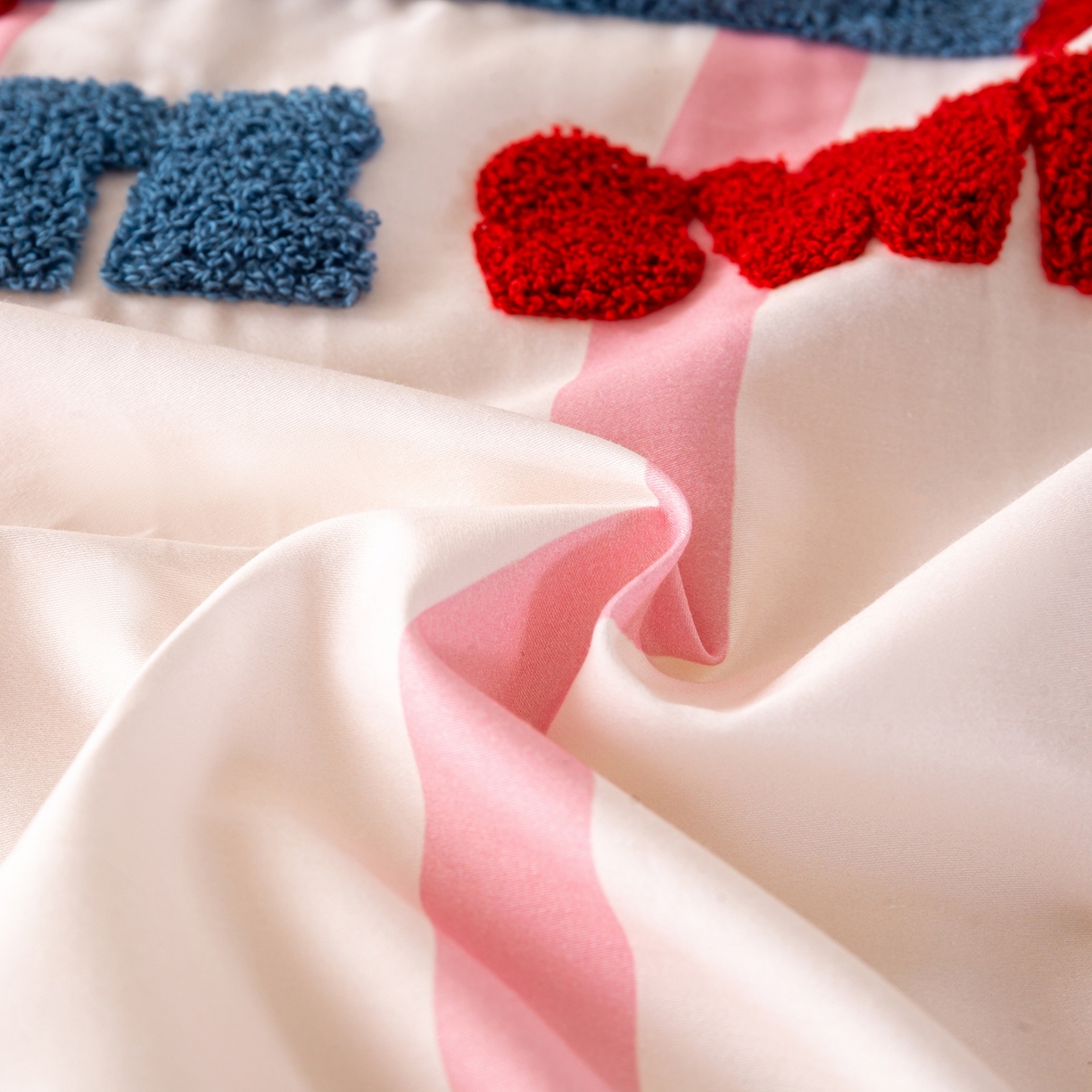 91家纺网 家纺一手货源 找家纺 卧趣家纺 2026新款A类100Pro贡缎全棉纯棉卡通毛巾绣四件套-场景一 波点维尼