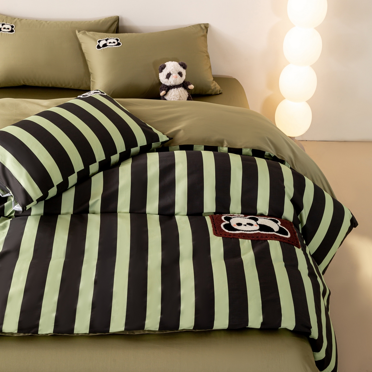 91家纺网 家纺一手货源 找家纺 卧趣家纺 2026新款A类100Pro贡缎全棉纯棉卡通毛巾绣四件套-场景一 曲奇小熊